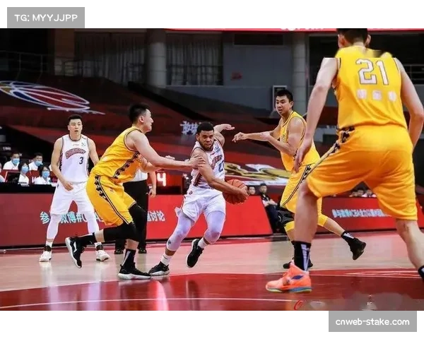 战术板：上海队全场紧逼战术，为何在对阵广厦时失效？